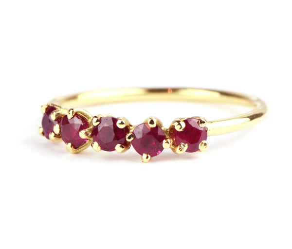 Ring met vijf robijnen