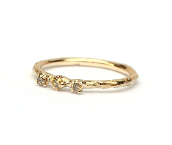 Delicate ring met drie olive green diamantjes