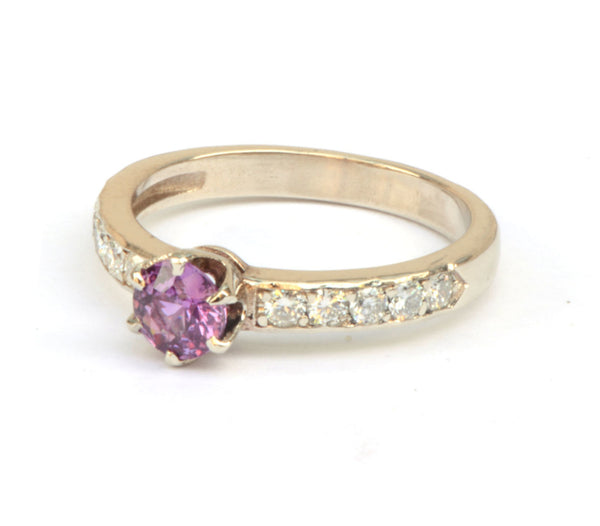 Ring met paarsroze saffier