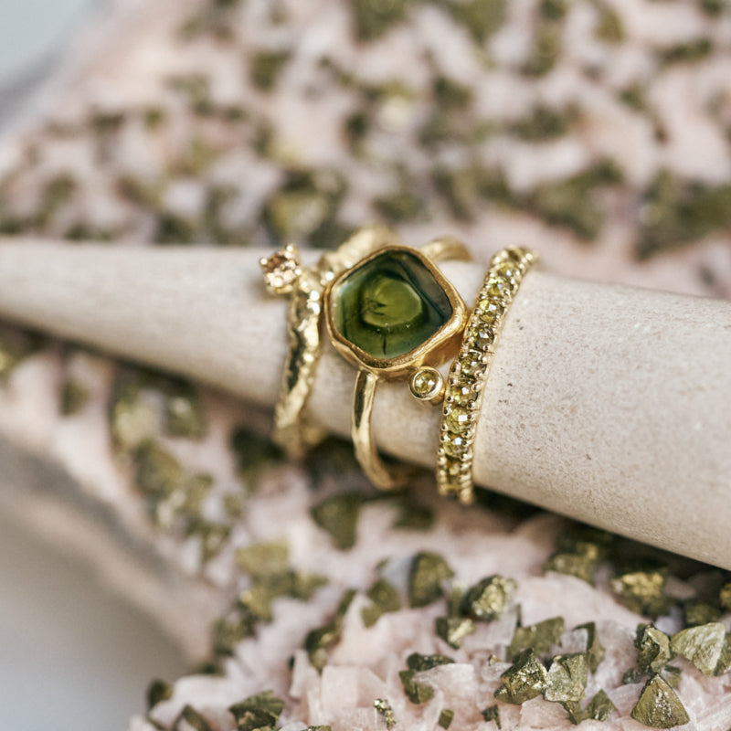 Eternity ring met natural green diamantjes