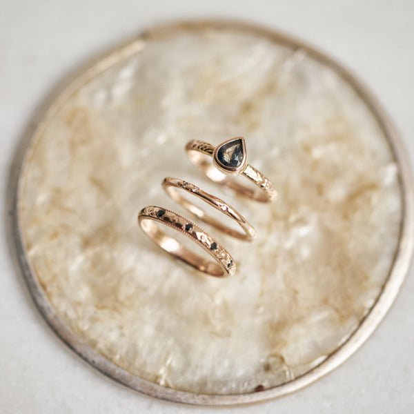 Ring van roodgoud met diamantjes in confettizetting