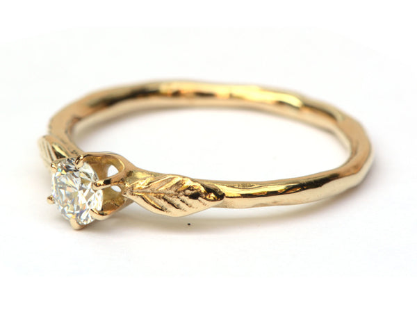 Lieve ring met diamant en blaadjes