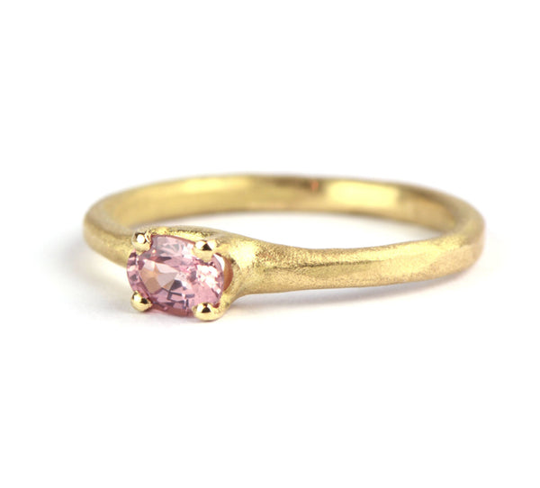 Ring met ovale saffier