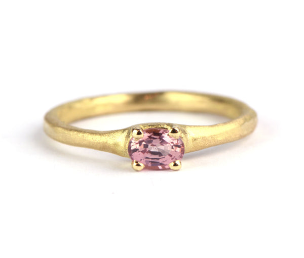Ring met ovale saffier