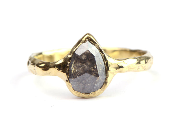 Ring met druppelvormige roos geslepen diamant