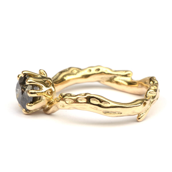 Koraalring met donkere diamant