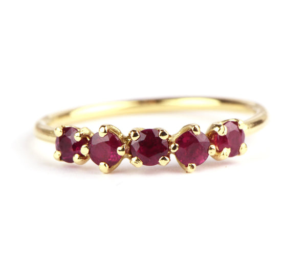 Ring met vijf robijnen