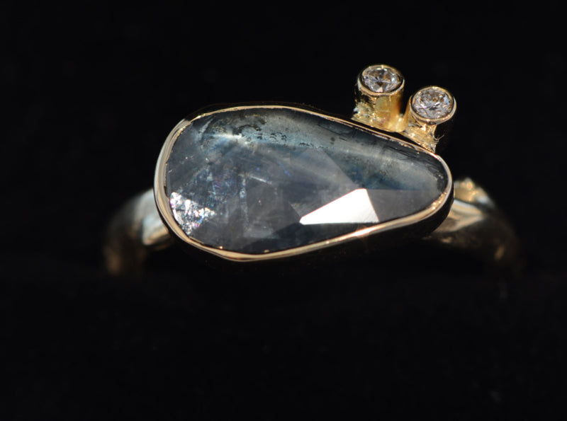 Ring met blauwgrijze saffier en diamant