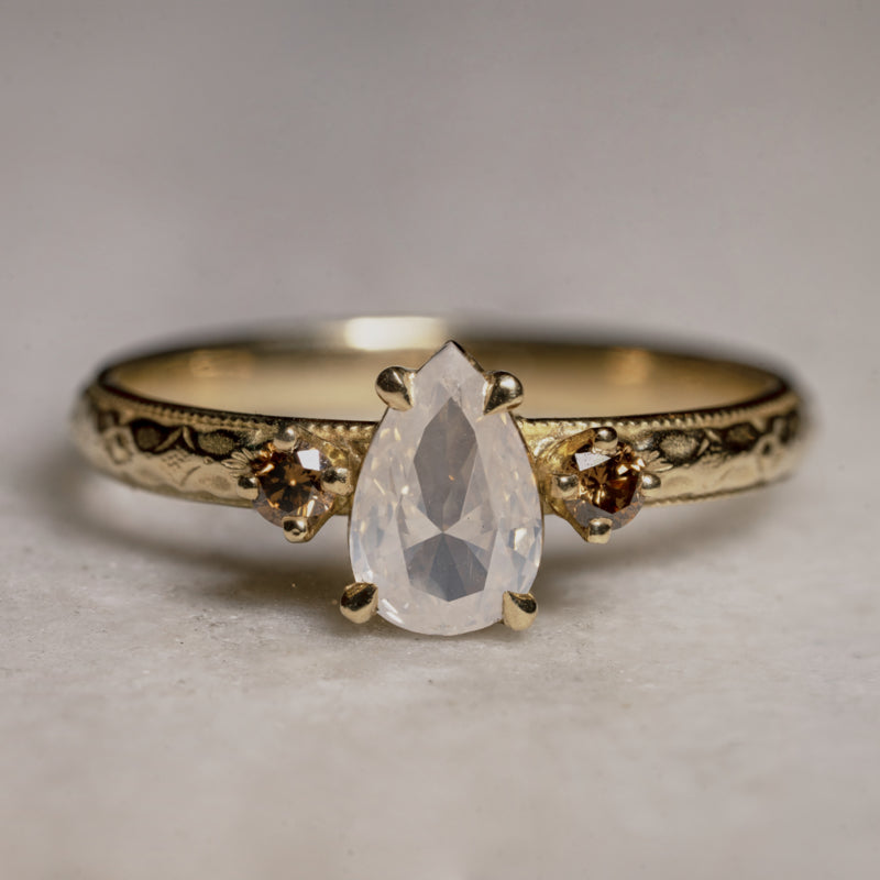 Ring met peervormige opaaldiamant