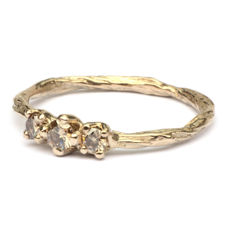 Grillige twig ring met drie bruine diamanten