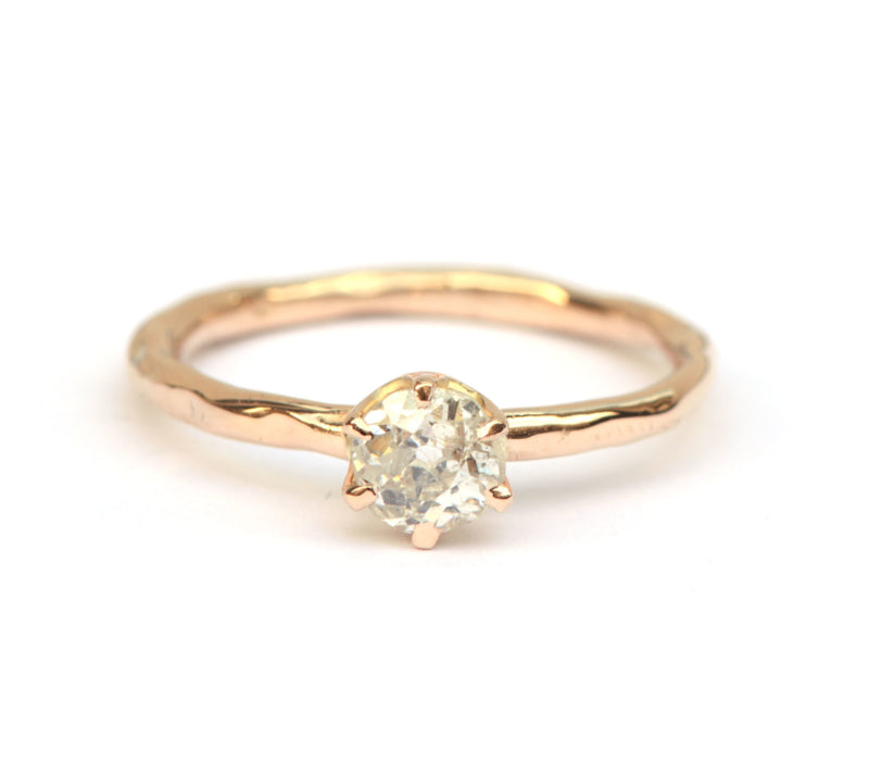 Rosegouden ring met bolsjewiek geslepen diamant