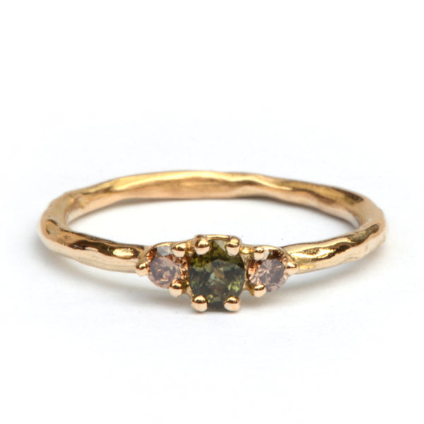 Ring met groene saffier en choco diamanten