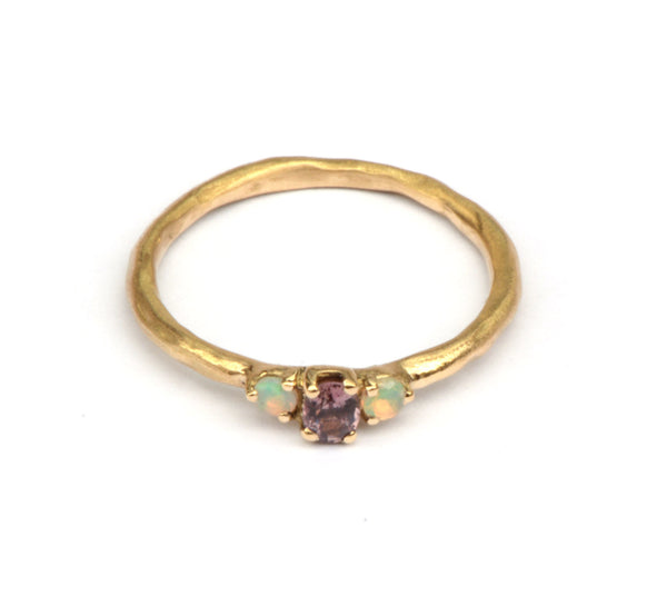 Ring met roze saffier en opaaltjes