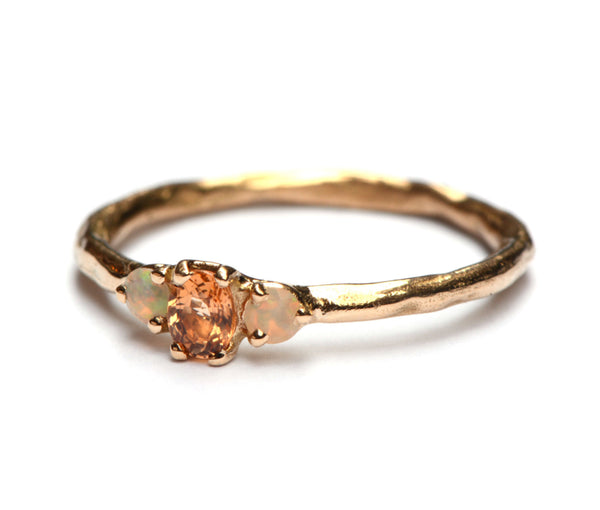 Ring met oranje saffier en opaaltjes