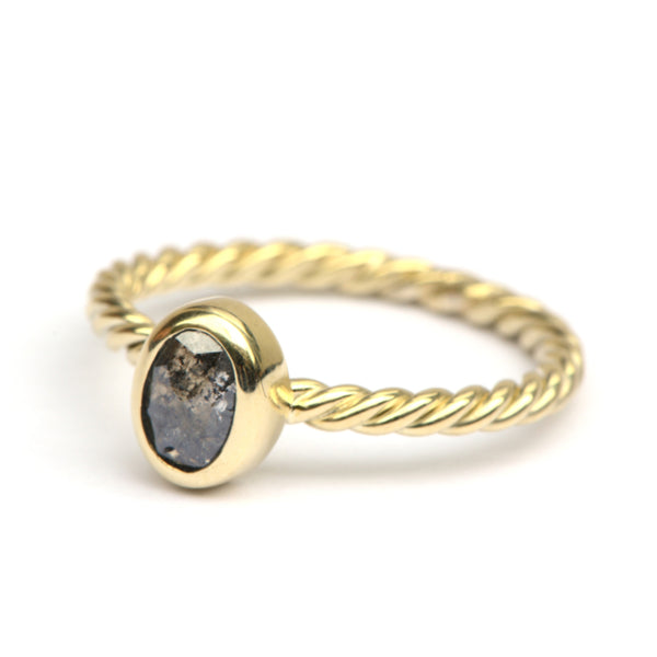 Ring met ovale salt and pepper diamant