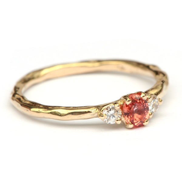 Ring met perzikkleurige saffier en diamant