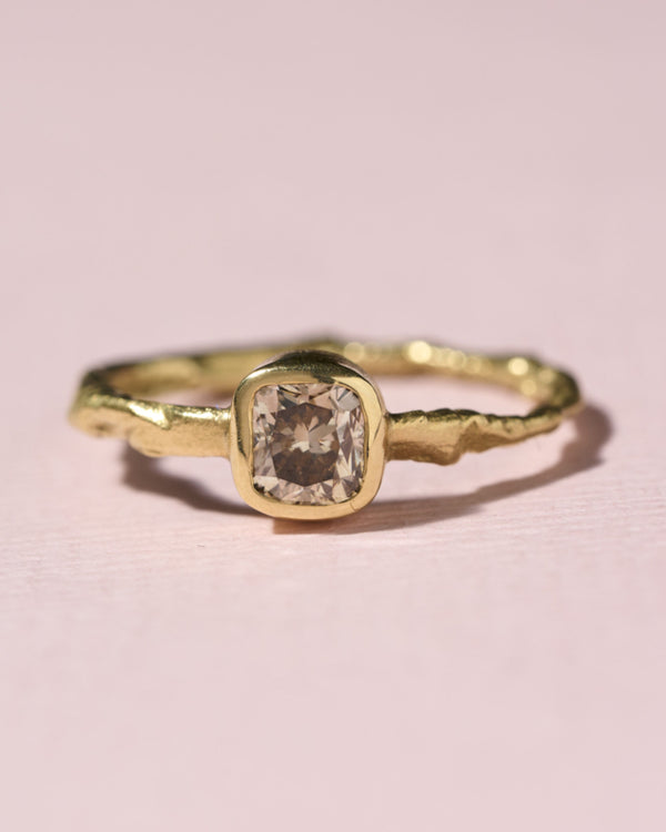 Ring met cushion cut brown diamant