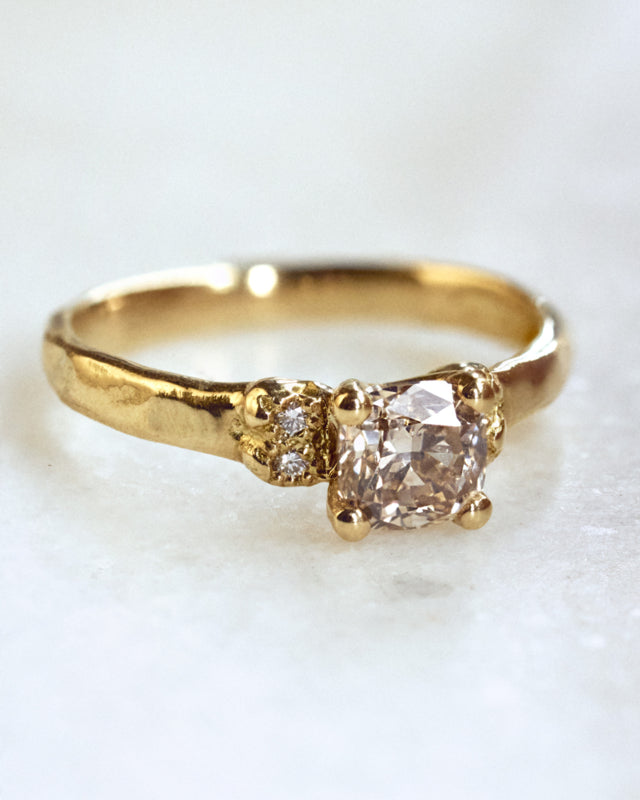 Oda ring met grote champagne diamant