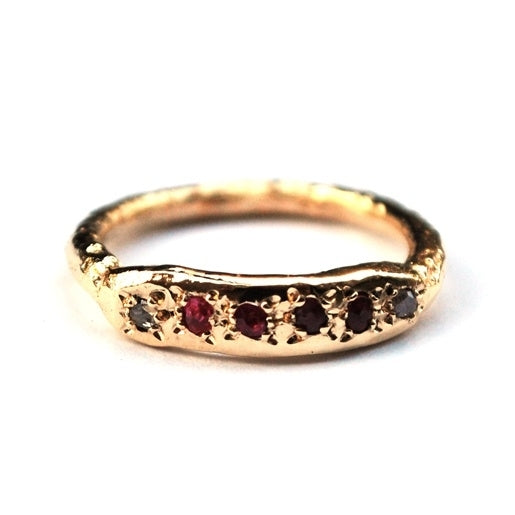 Gouden ring met robijnen en diamantjes