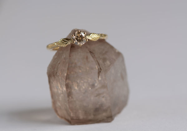 Ring met bolsjewiek diamant en blaadjes