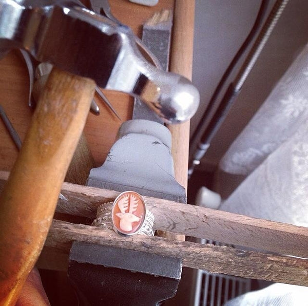 Zilveren ring met hertcamee