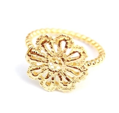 Ring met gouden kanten bloem