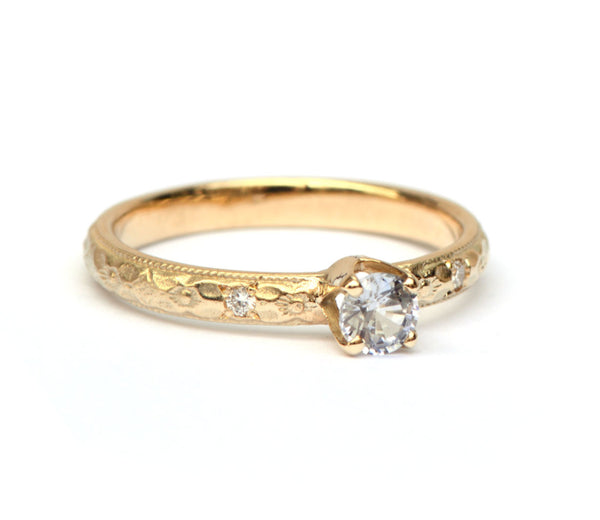 Ring met witte saffier en diamant