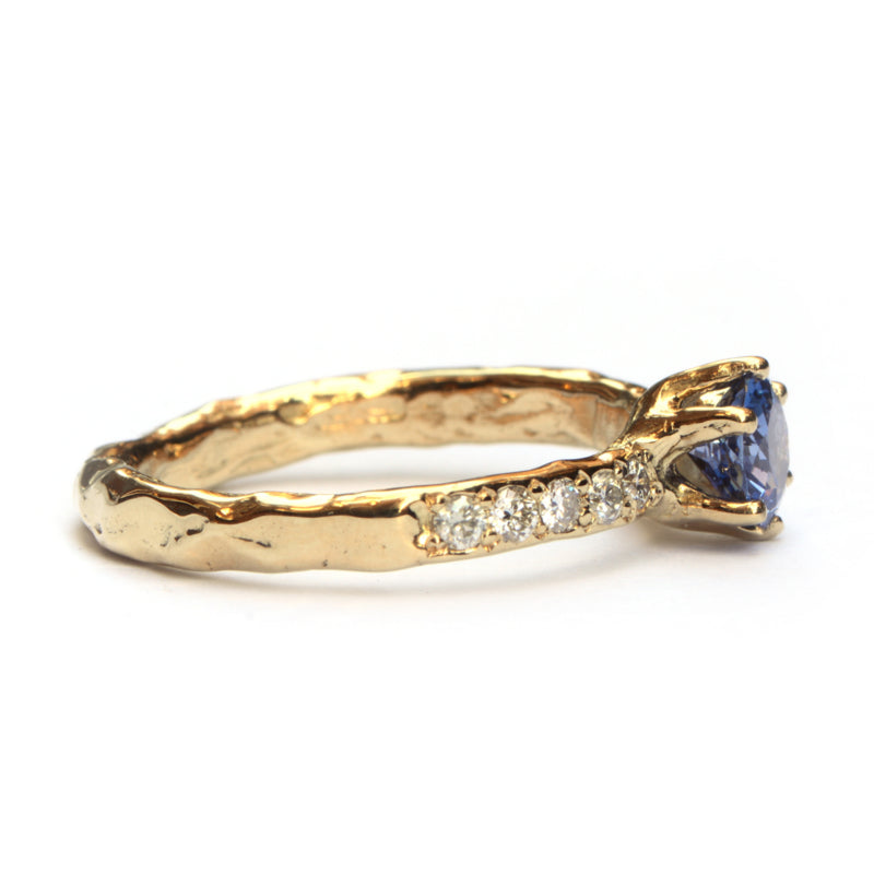 Grillige ring met saffier en diamant