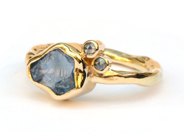 Ring met ruwe saffier en salt & pepper diamant