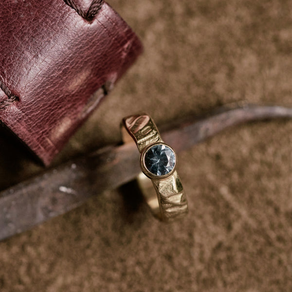 Robuuste ring met blauwe spinel