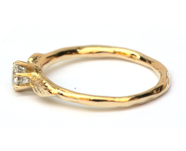 Lieve ring met diamant en blaadjes