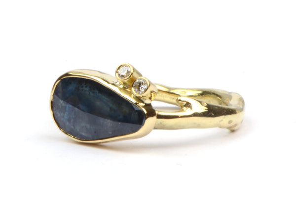 Ring met blauwgrijze saffier en diamant