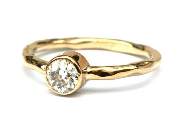 Ring met bolsjewiek diamant in gladomzetting