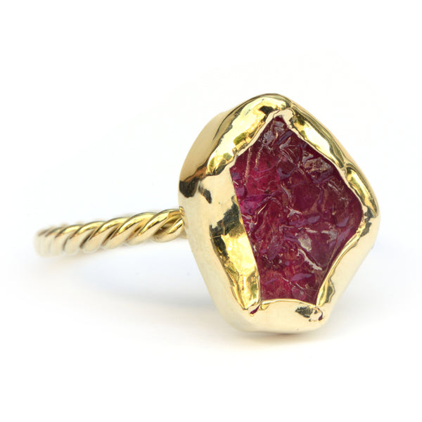 Ring met ruwe robijn