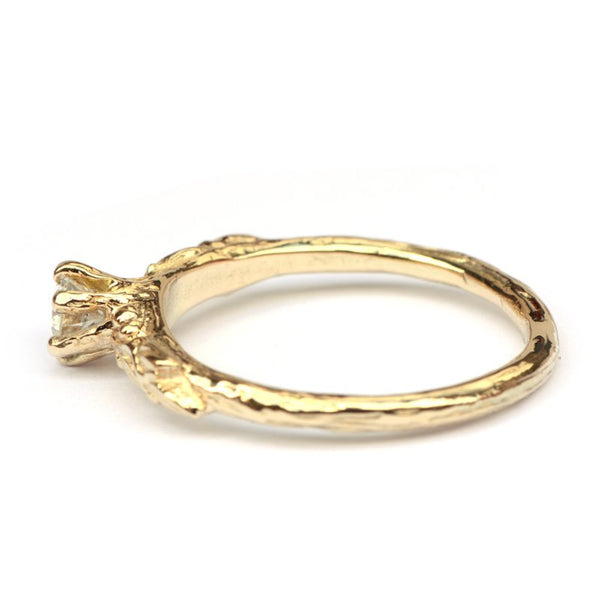 Ring met grillige blaadjes en diamant