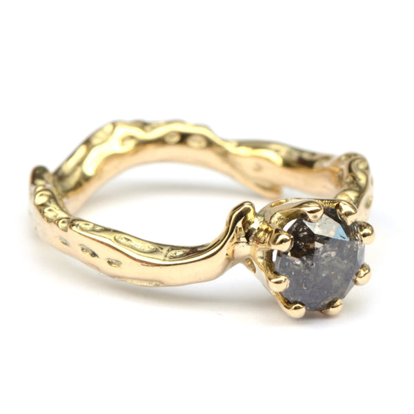 Koraalring met donkere diamant