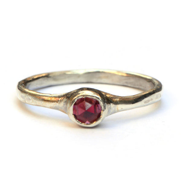 Zilveren ring met granaat