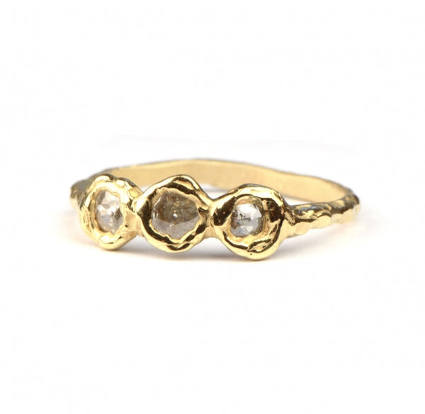 Ring met drie roos geslepen diamanten
