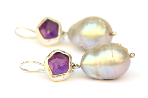 Zilveren oorhangers met amethyst en baroque parels