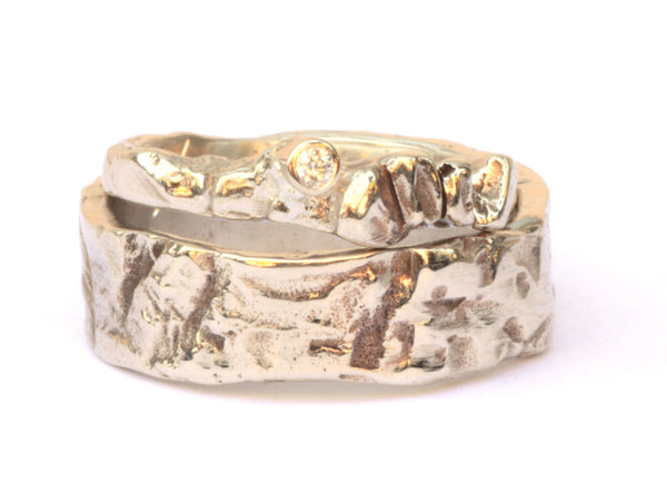 Trouwringenset met ruwe structuur en diamant