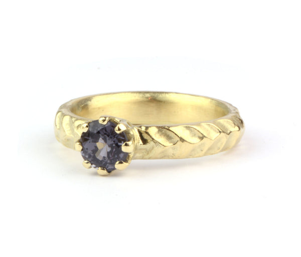 Robuuste ring met blauwgrijze spinel