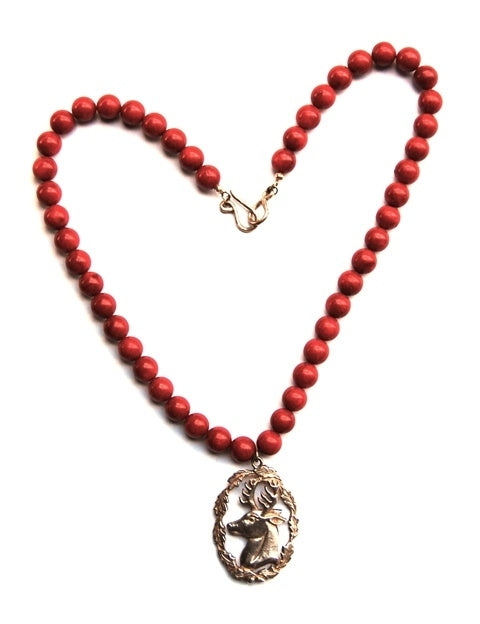 Rood koraal met hert collier