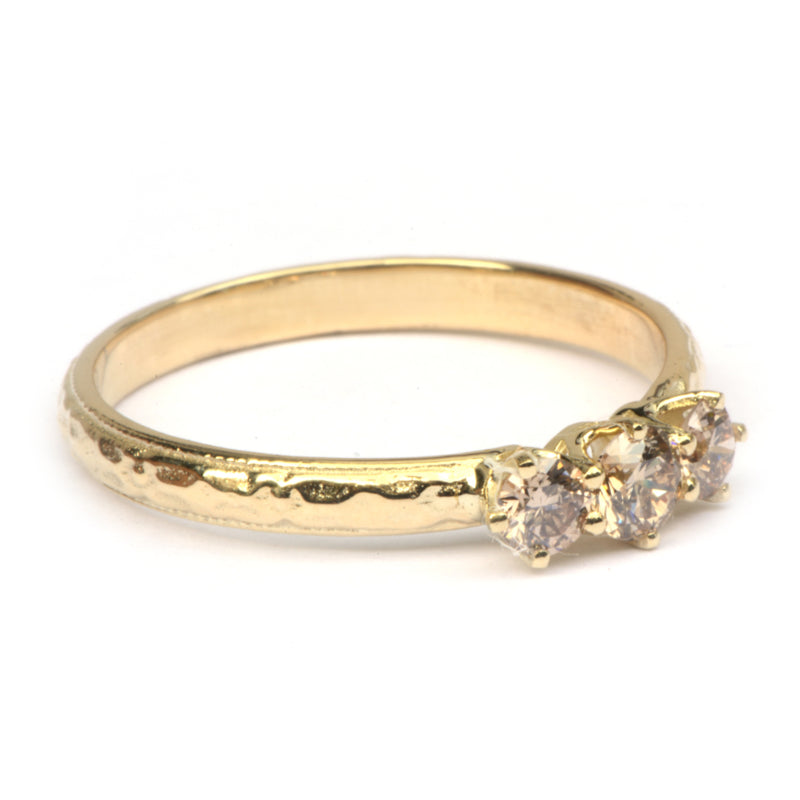 Romantische ring met drie pinkish brown diamanten