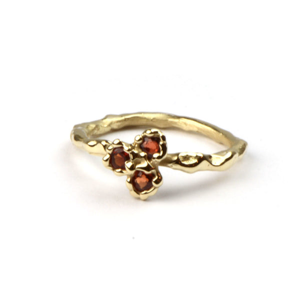 Ring met drie oranje saffieren