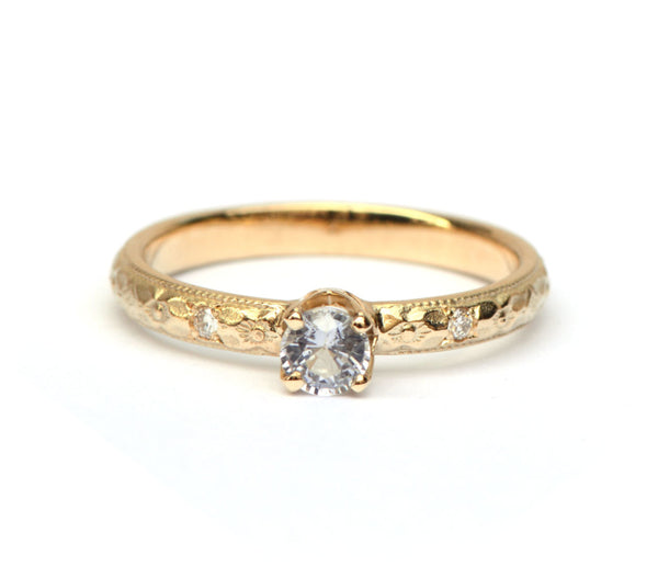 Ring met witte saffier en diamant
