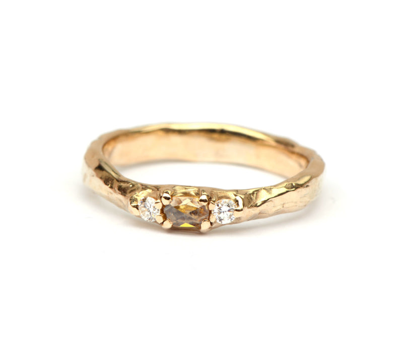 Ruwe ring met natural olive en witte diamanten
