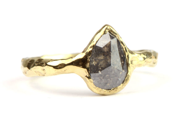 Ring met druppelvormige roos geslepen diamant