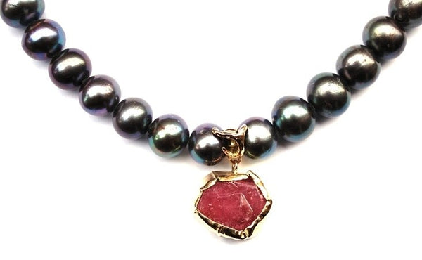 Parelcollier met ruwe robijn