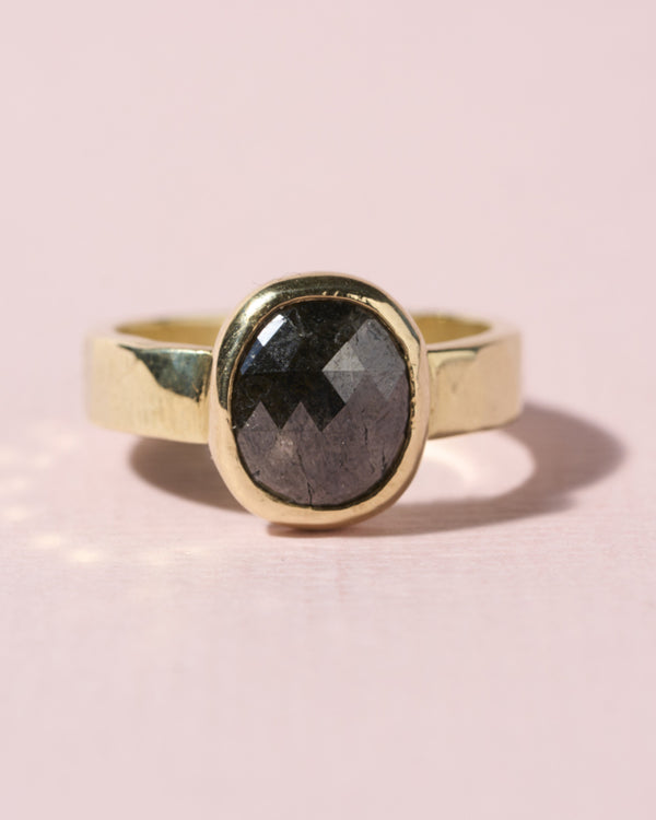Stoere ring met roos geslepen diamant