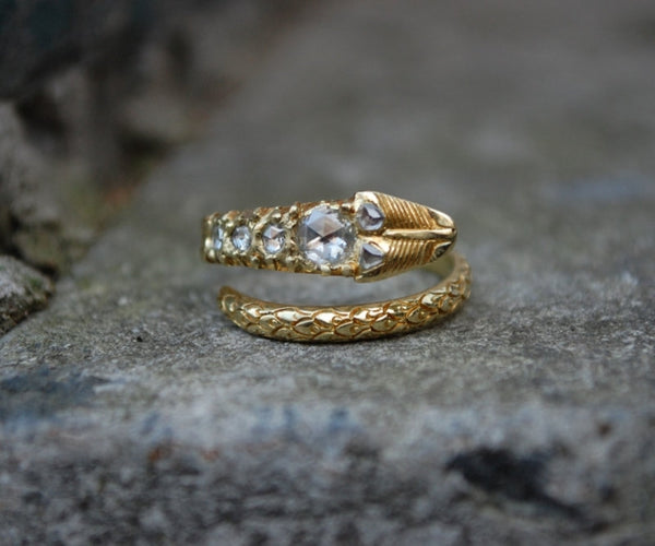 Slangenring van 22krt goud met diamanten